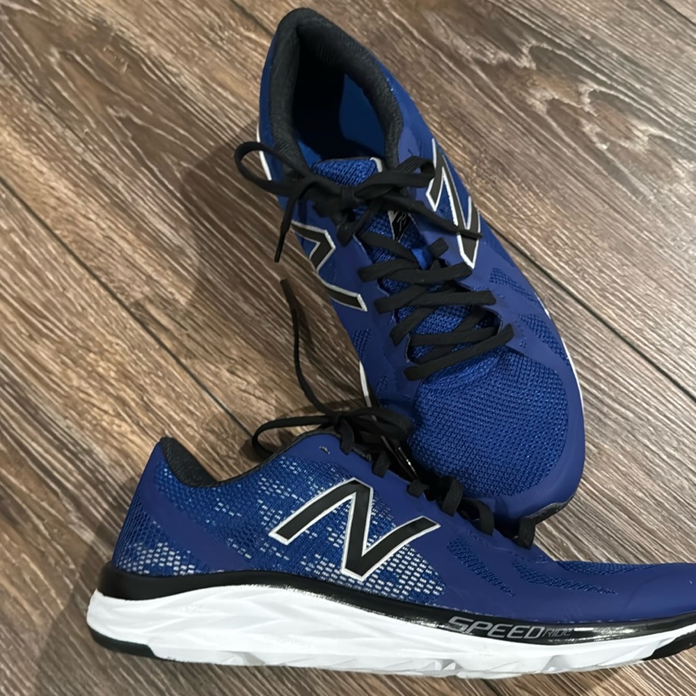 New Balance New no tags or box Men’s size 9 New Balance 790 v6 running shoes.